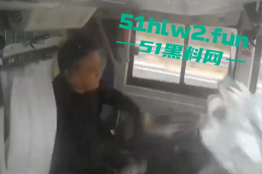 江西新余大巴司机神操作,低头摸东西,方向盘当摆设,乘客免费体验甩干模式,整车人陪他玩命!-1