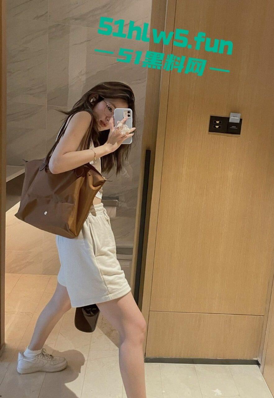 大长腿性感女神【苏笑笑】极品身材性感辣妹，夜晚遇见鸡巴秒变母狗，嘴巴塞上内裤各种爆操视频遭流出。-8