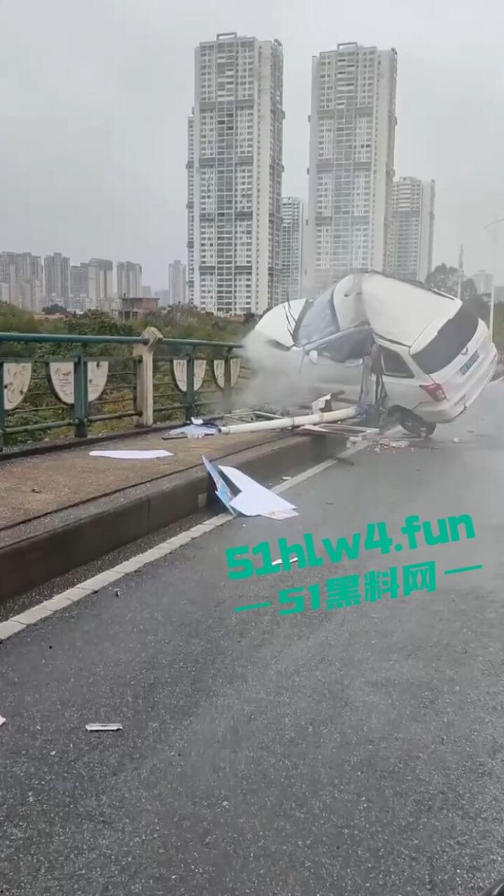 内江资中奇葩车祸五菱宏光加速超车,竟然失控出车祸俩人都变成熊猫脸,看着太搞笑了。-5