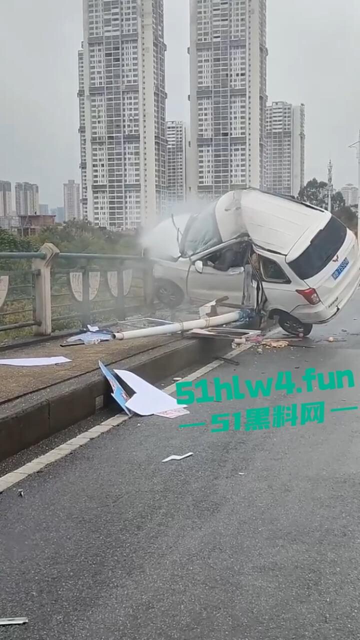 内江资中奇葩车祸五菱宏光加速超车,竟然失控出车祸俩人都变成熊猫脸,看着太搞笑了。-6