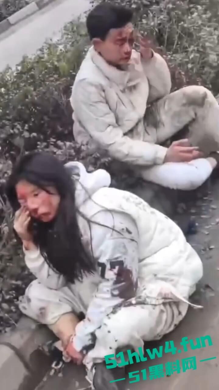 内江资中奇葩车祸五菱宏光加速超车,竟然失控出车祸俩人都变成熊猫脸,看着太搞笑了。-9