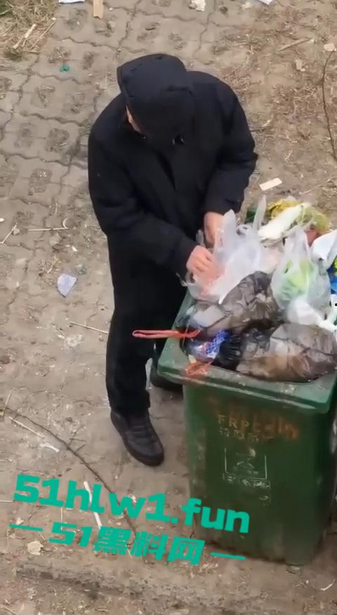 超变态的性癖爱好吗,男子在垃圾桶翻女生带血卫生巾舔舐,蚊子见了都要称赞牛逼。-4