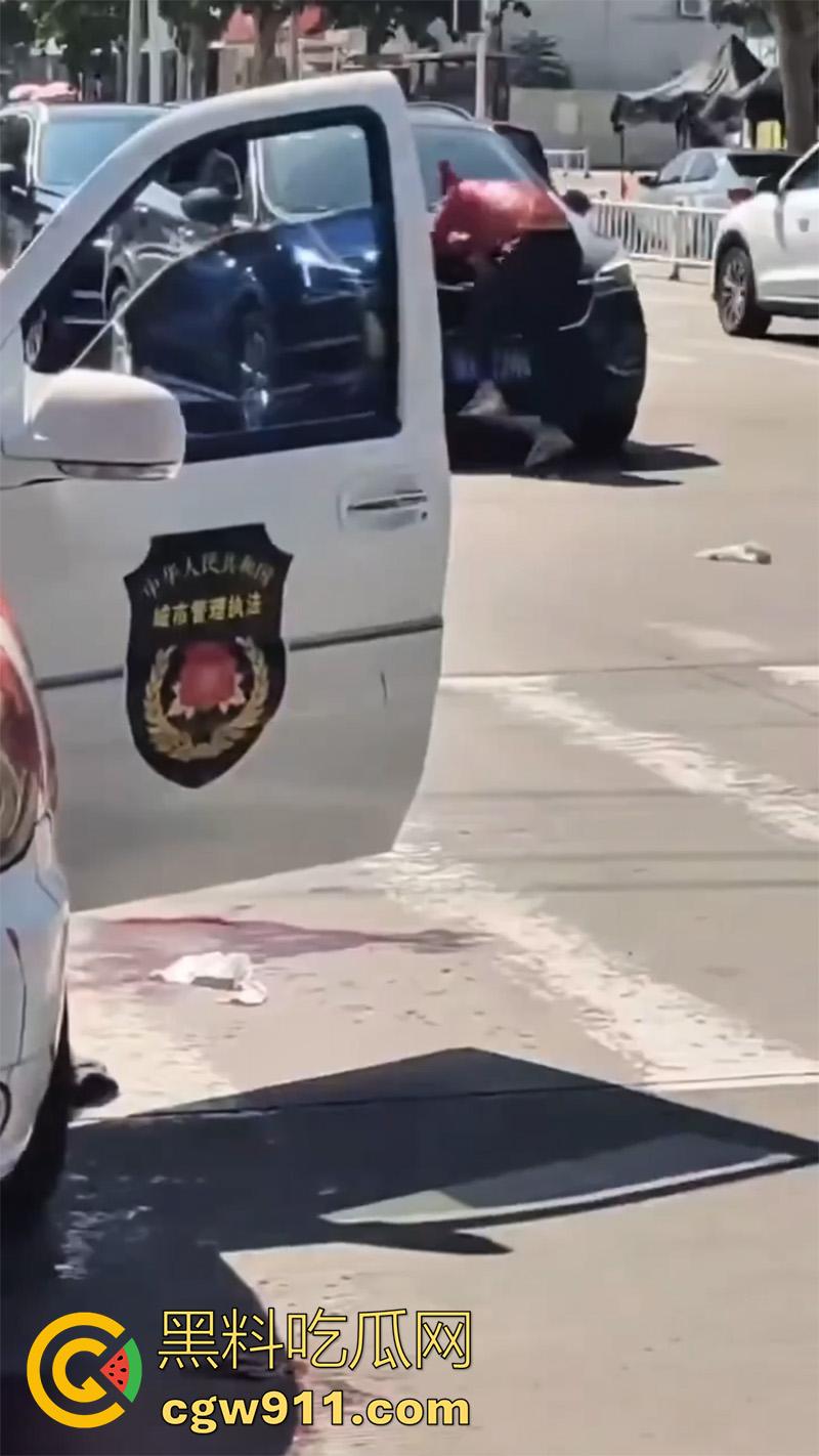 山东泰安五马市场附近，一名小贩与城管发生冲突，被城管欺负愤愤不平，随后在城管车前自刎。-3