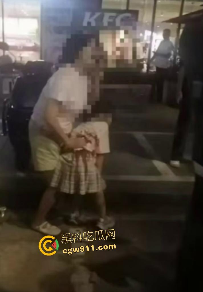 福建泉州永嘉天地KFC惊爆报复社会,刀仔狂魔无故持刀追砍捅刺路人,现场血肉横飞多人倒地哀嚎!-2