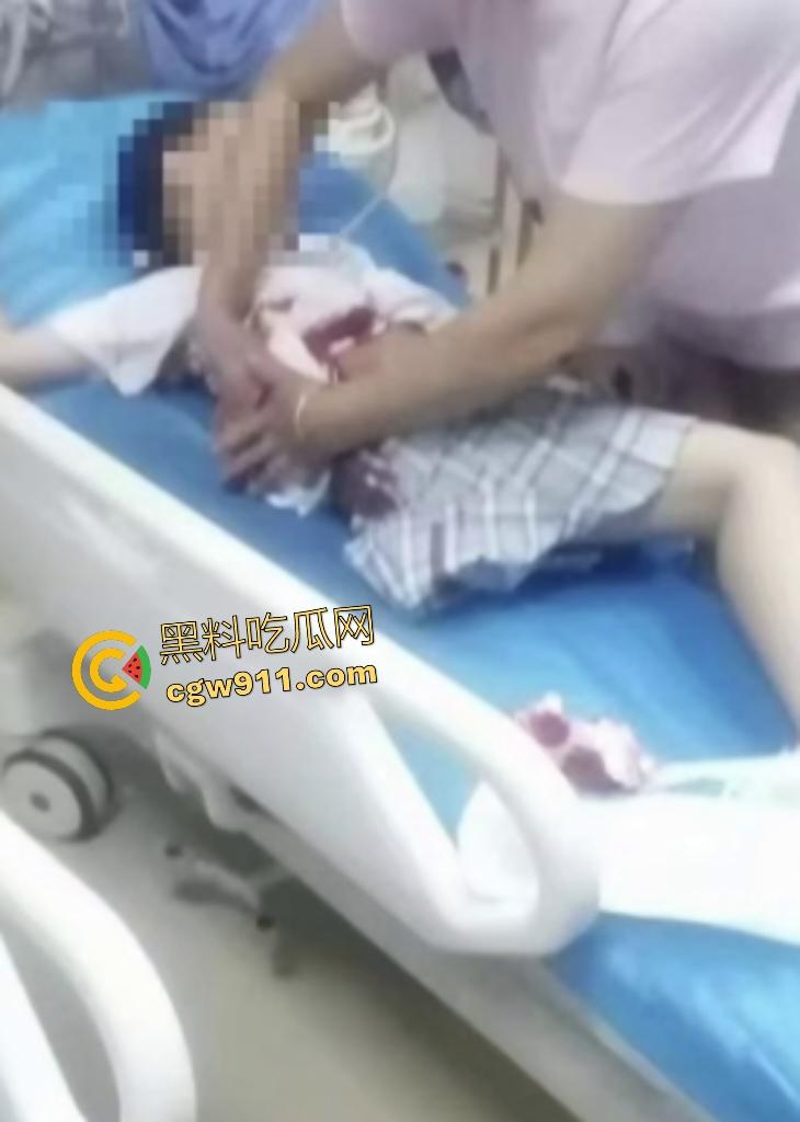 福建泉州永嘉天地KFC惊爆报复社会,刀仔狂魔无故持刀追砍捅刺路人,现场血肉横飞多人倒地哀嚎!-3