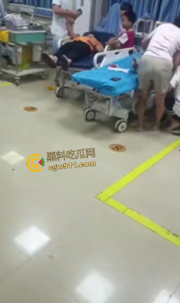 福建泉州永嘉天地KFC惊爆报复社会,刀仔狂魔无故持刀追砍捅刺路人,现场血肉横飞多人倒地哀嚎!-4