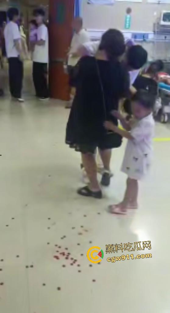 福建泉州永嘉天地KFC惊爆报复社会,刀仔狂魔无故持刀追砍捅刺路人,现场血肉横飞多人倒地哀嚎!-5