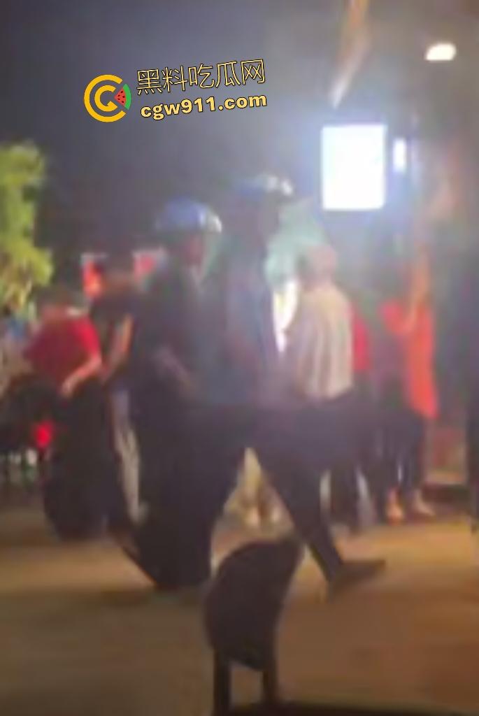 福建泉州永嘉天地KFC惊爆报复社会,刀仔狂魔无故持刀追砍捅刺路人,现场血肉横飞多人倒地哀嚎!-6