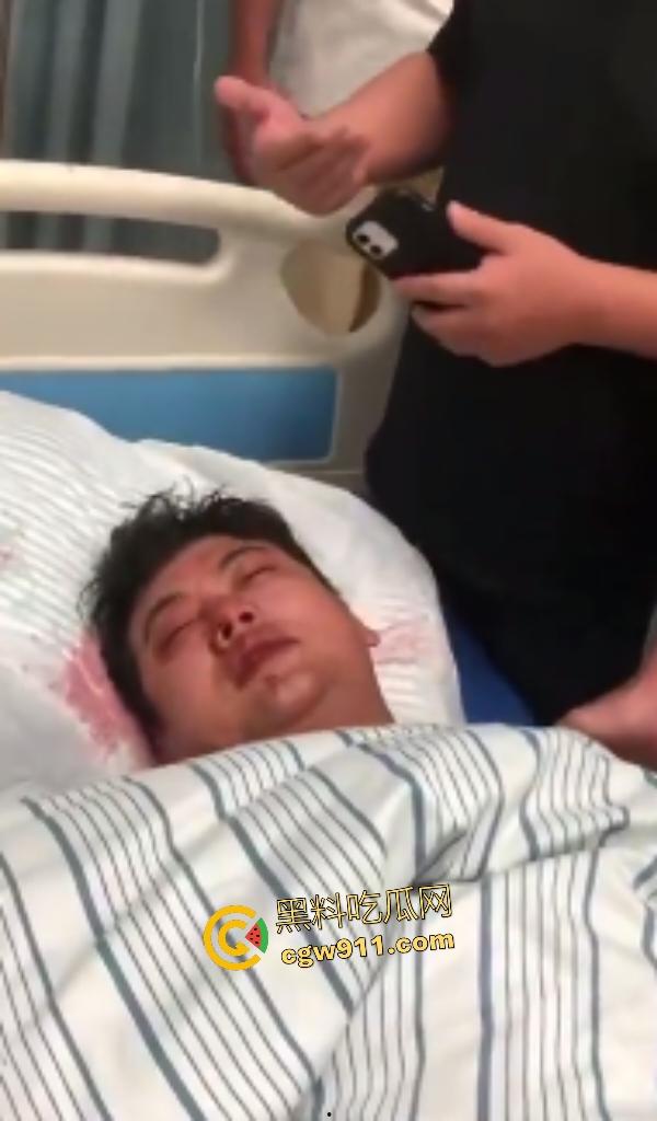 福建泉州永嘉天地KFC惊爆报复社会,刀仔狂魔无故持刀追砍捅刺路人,现场血肉横飞多人倒地哀嚎!-7