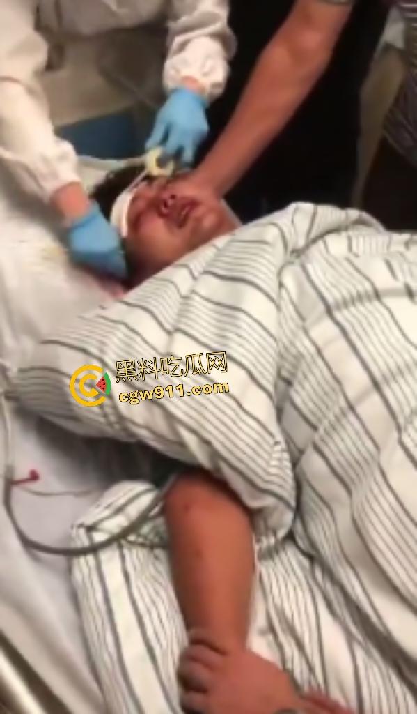 福建泉州永嘉天地KFC惊爆报复社会,刀仔狂魔无故持刀追砍捅刺路人,现场血肉横飞多人倒地哀嚎!-8