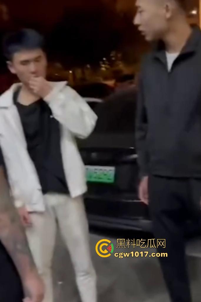 东北吉林豪横精神小伙小妹拳打脚踢白衣男,满嘴“打你咋地打你咋滴”,谁让白衣男欺负别人媳妇呢,找打!-3