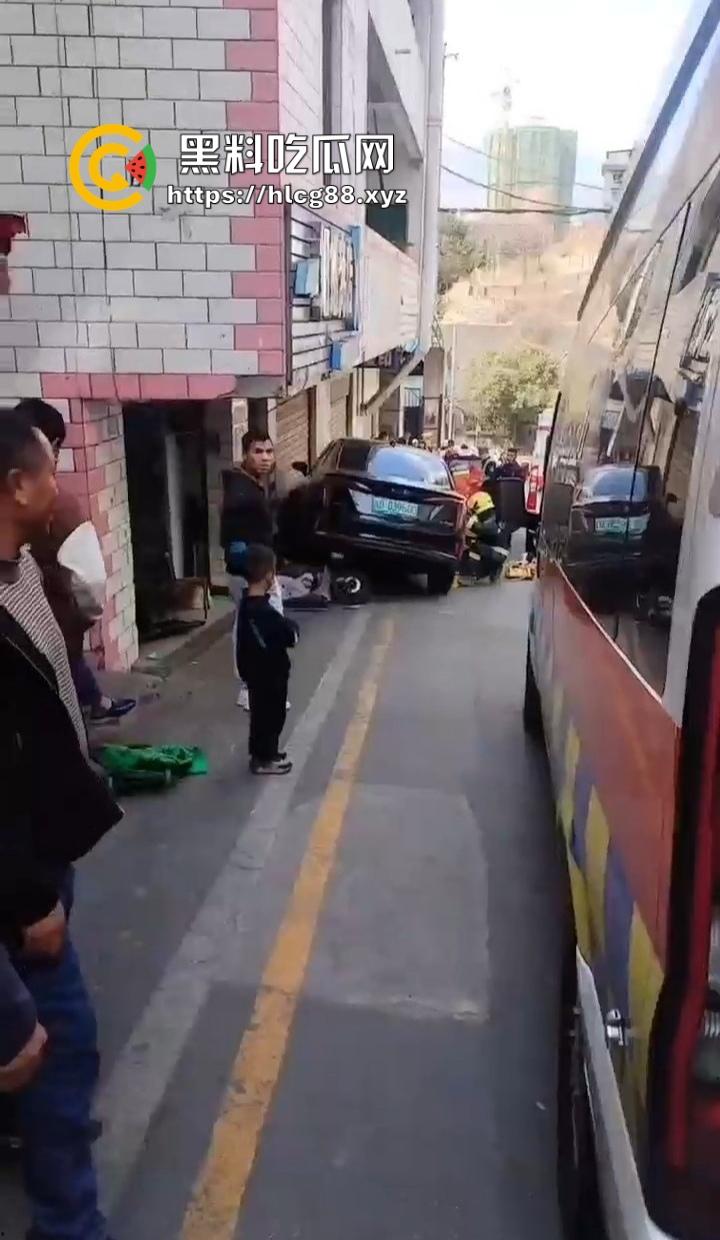 四川红旗骚女踩错油门当刹车,100码撞飞路人,车砸路沿顾客吓死个人真马路杀手!-6