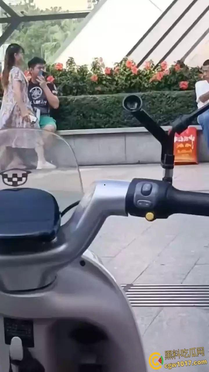 小伙爱上年龄比他妈还大的富婆!老阿姨化身小女生,在路边撒娇强吻小伙,顺便偷偷掏鸡摸屌占便宜!-4