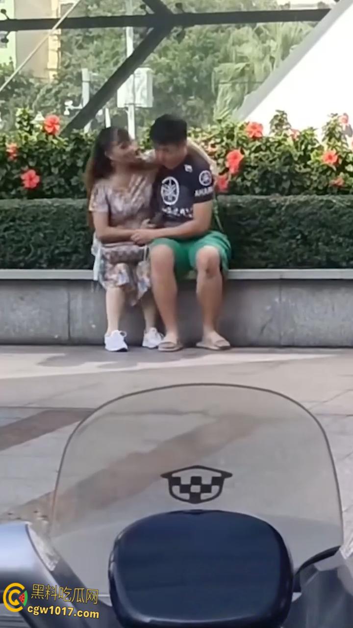 小伙爱上年龄比他妈还大的富婆!老阿姨化身小女生,在路边撒娇强吻小伙,顺便偷偷掏鸡摸屌占便宜!-7