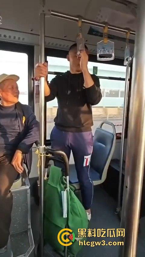 坦克小仙女坐公交大声喧哗反怼劝阻者 结果遇上硬茬 下车被骂到破防 大爷在车上笑得不行!-1