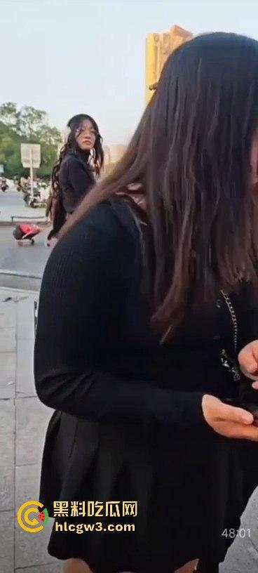 坦克小仙女坐公交大声喧哗反怼劝阻者 结果遇上硬茬 下车被骂到破防 大爷在车上笑得不行!-2