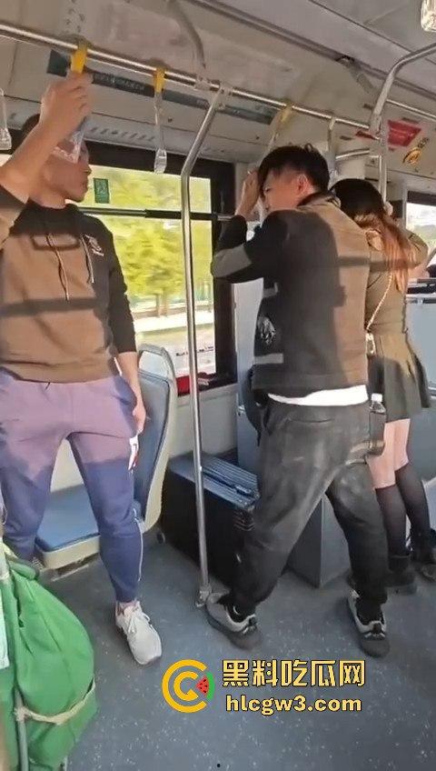 坦克小仙女坐公交大声喧哗反怼劝阻者 结果遇上硬茬 下车被骂到破防 大爷在车上笑得不行!-4