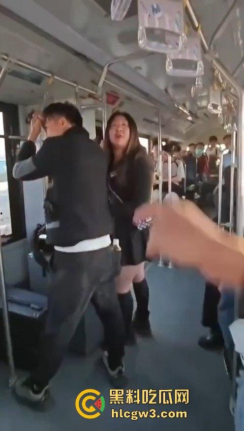 坦克小仙女坐公交大声喧哗反怼劝阻者 结果遇上硬茬 下车被骂到破防 大爷在车上笑得不行!-5
