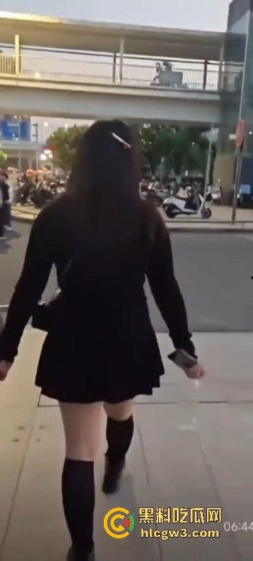 坦克小仙女坐公交大声喧哗反怼劝阻者 结果遇上硬茬 下车被骂到破防 大爷在车上笑得不行!-6