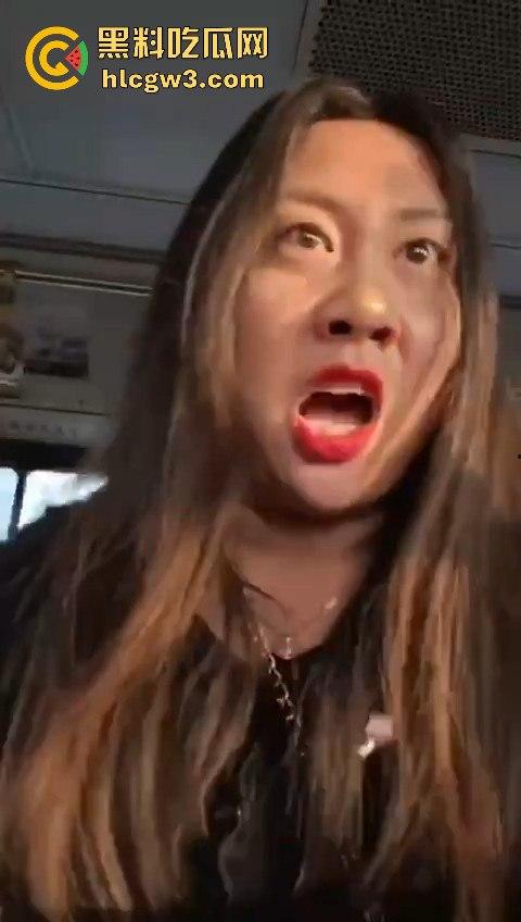 坦克小仙女坐公交大声喧哗反怼劝阻者 结果遇上硬茬 下车被骂到破防 大爷在车上笑得不行!-8