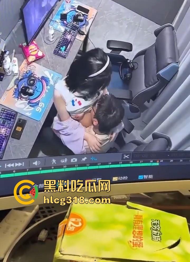 GO学长网吧包间大战微胖瓦学妹!放纵肉欲上位坐屌,粉嫩乳头清晰可见,瓦学弟们好好学学!-10