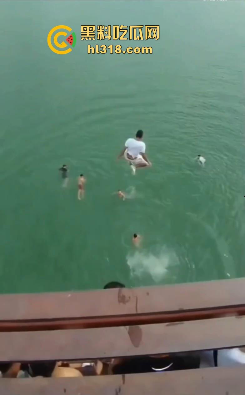 西班牙小伙跳水表演变成事故,这下好啦不看清楚情况再跳,直接跳人头上,把下面的人骨头全砸断了!-2