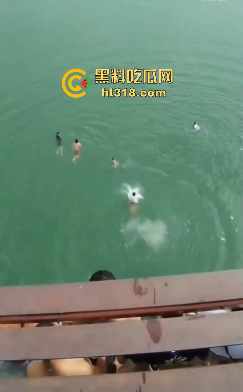 西班牙小伙跳水表演变成事故,这下好啦不看清楚情况再跳,直接跳人头上,把下面的人骨头全砸断了!-3