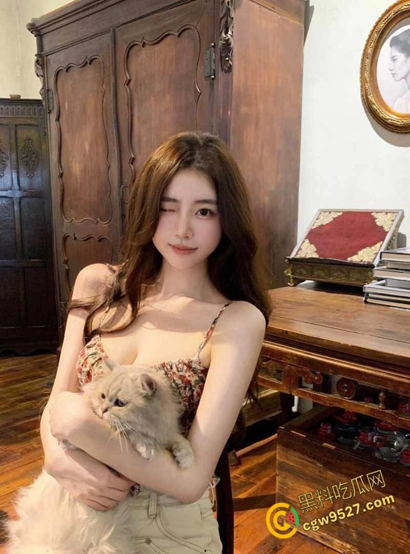 中国石油大学【董佳瑶】,背着男友偷情金主,中间消失跑路遭曝光,穿上制服被金主无套抽插!-2