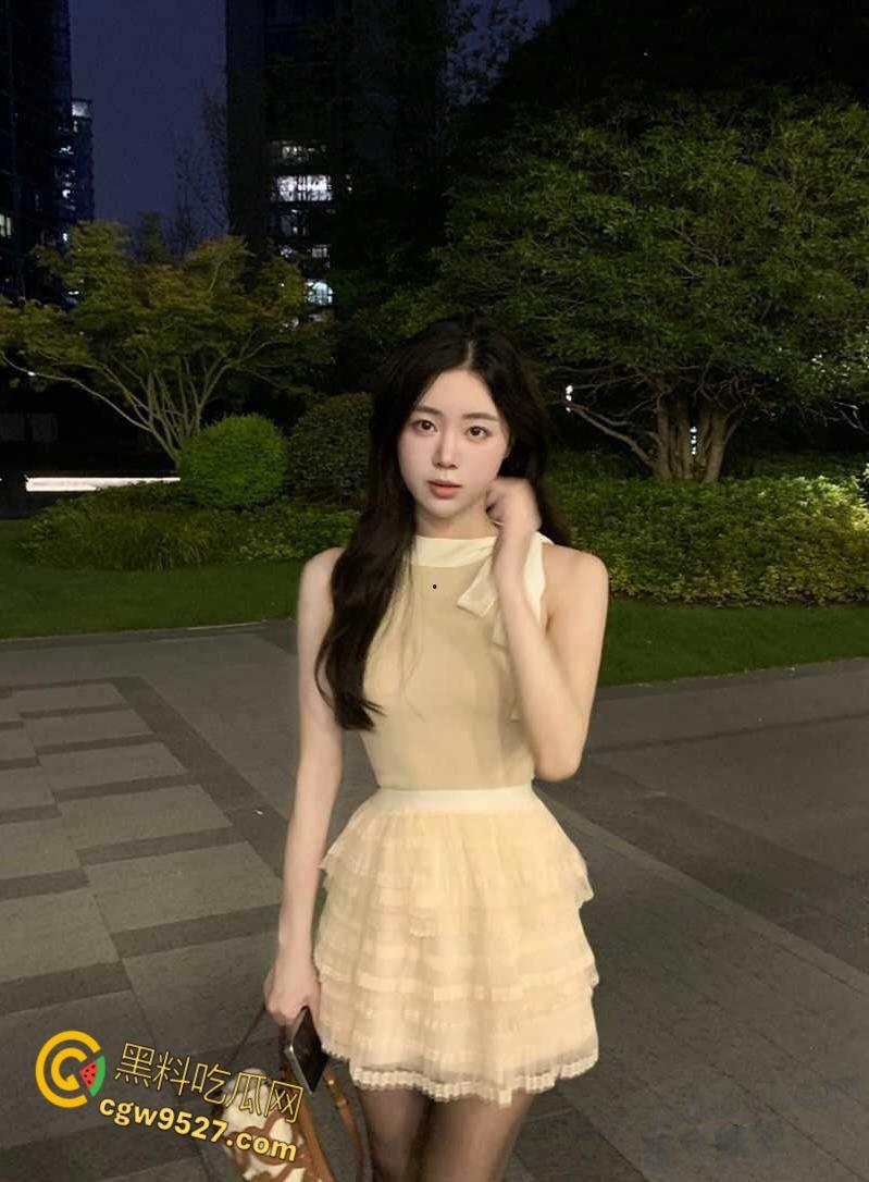 中国石油大学【董佳瑶】,背着男友偷情金主,中间消失跑路遭曝光,穿上制服被金主无套抽插!-4