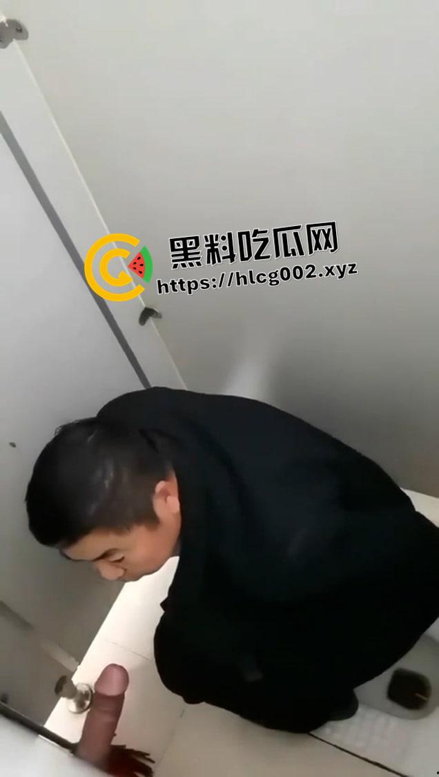 我最恨被人拿枪指着!中年大叔拉屎途中遇上鸟洞露屌 这不把屎糊上去-4