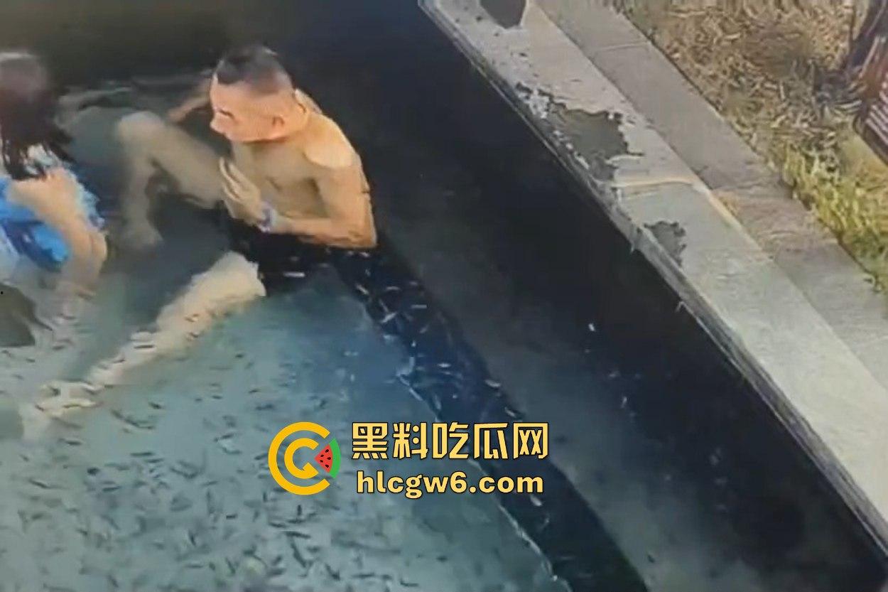 南京老骚逼真会玩 鱼疗池激情操逼玩铁锅炖 鱼被活活踩死干死满池漂着小鱼尸体 工作人员当场骂娘!-6
