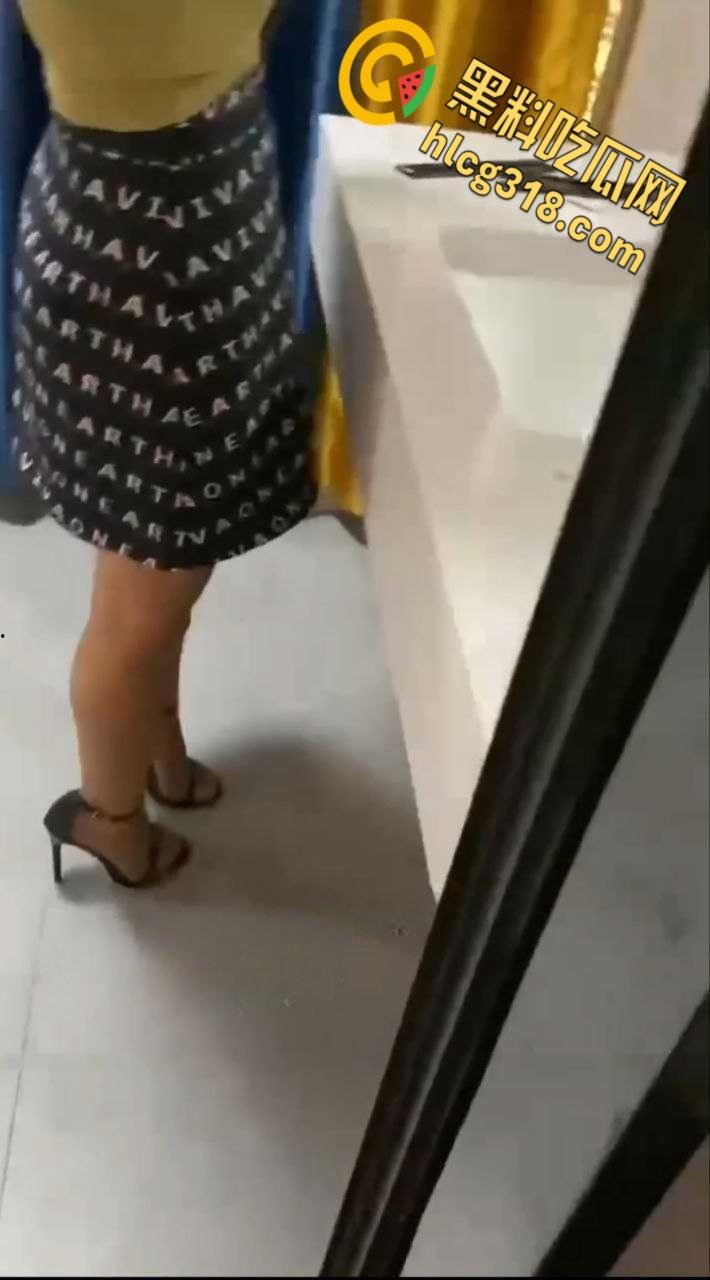 情侣厕所上吊情趣游戏,妹子抽搐到扭曲,初体验窒息高潮,濒死快感爽翻天!-1