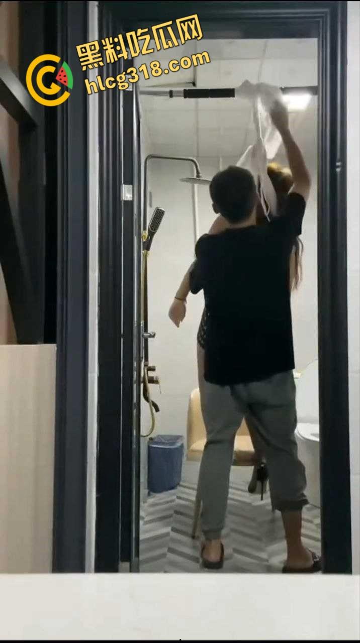 情侣厕所上吊情趣游戏,妹子抽搐到扭曲,初体验窒息高潮,濒死快感爽翻天!-7