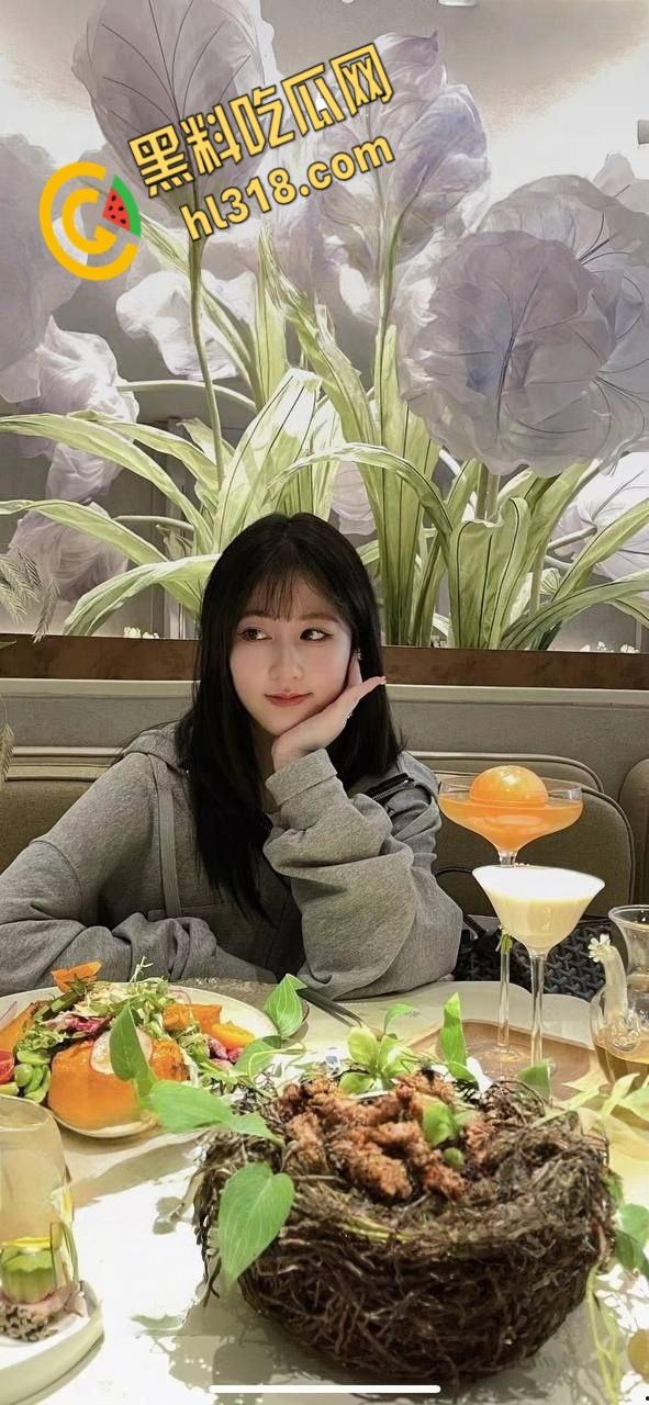 天津音乐学院表演系【徐天甜】,新疆妹子被包养露脸口爆,性感内裤被塞到嘴里,体操服美臀后入狂插 !-1