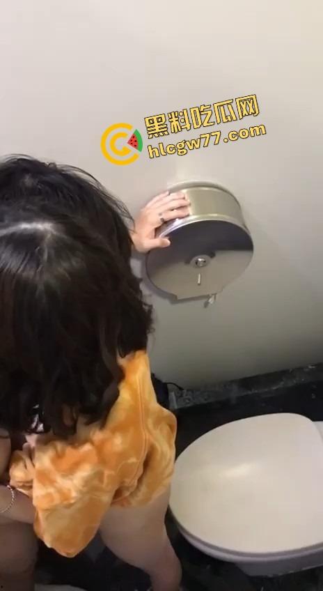 厕所野战被偷拍,白虎骚穴在马桶边被舔穿,口交互舔肉搏一气呵成,是骚是疯分不清了!-7