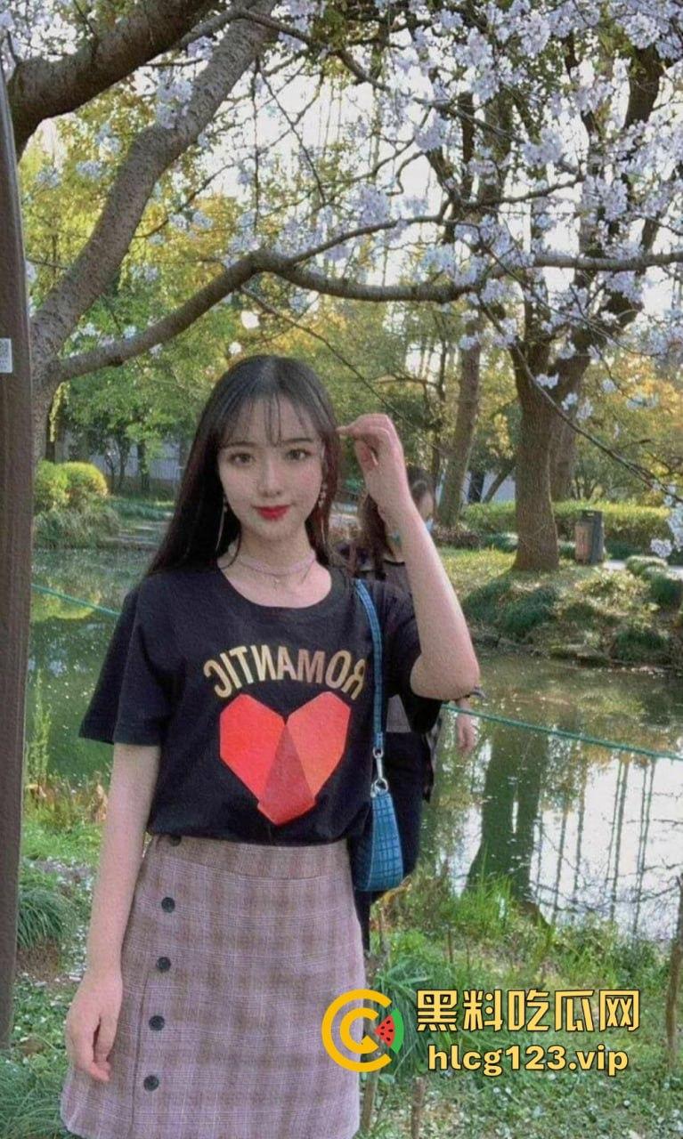 盐城师范大学校花高晓海露脸泄密!斯文眼镜男征服女神,镜前口交激情全记录!-4