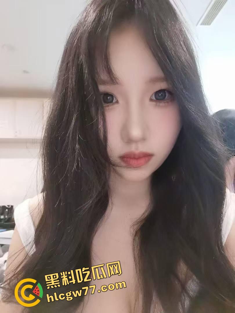 山东小骚妹玩拍片play,明明嘴上喊别拍,结果插进去自己夹着不让拔,还自己对镜头喊哥哥射脸上!-1