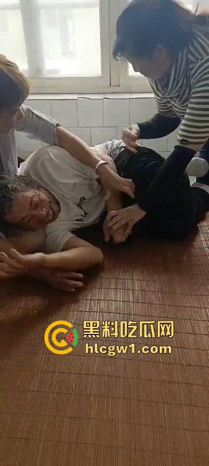 三个老阿姨围攻老大爷,死按不放活脱裤子,分工明确还录视频,大爷这回真是插翅难逃!伟哥难救啊!-2