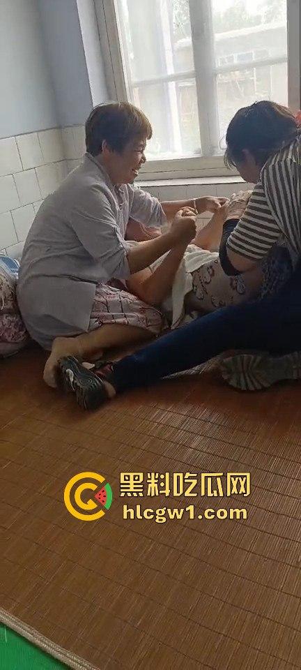 三个老阿姨围攻老大爷,死按不放活脱裤子,分工明确还录视频,大爷这回真是插翅难逃!伟哥难救啊!-8