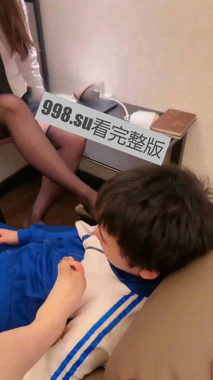 重磅热瓜!深圳处男门三部曲 18 岁成年礼 两个小姐姐帮忙破处双飞-6