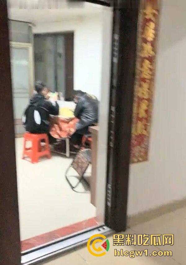 湖南瓜友曝光深夜偷拍淫窝遭老鸨追赶,逃命时撞进快餐妹窝,生死逃亡中还能遇骚妹,湖南深夜真不简单!-2