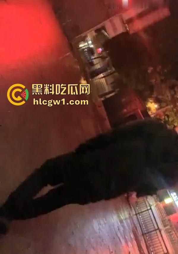 湖南瓜友曝光深夜偷拍淫窝遭老鸨追赶,逃命时撞进快餐妹窝,生死逃亡中还能遇骚妹,湖南深夜真不简单!-3