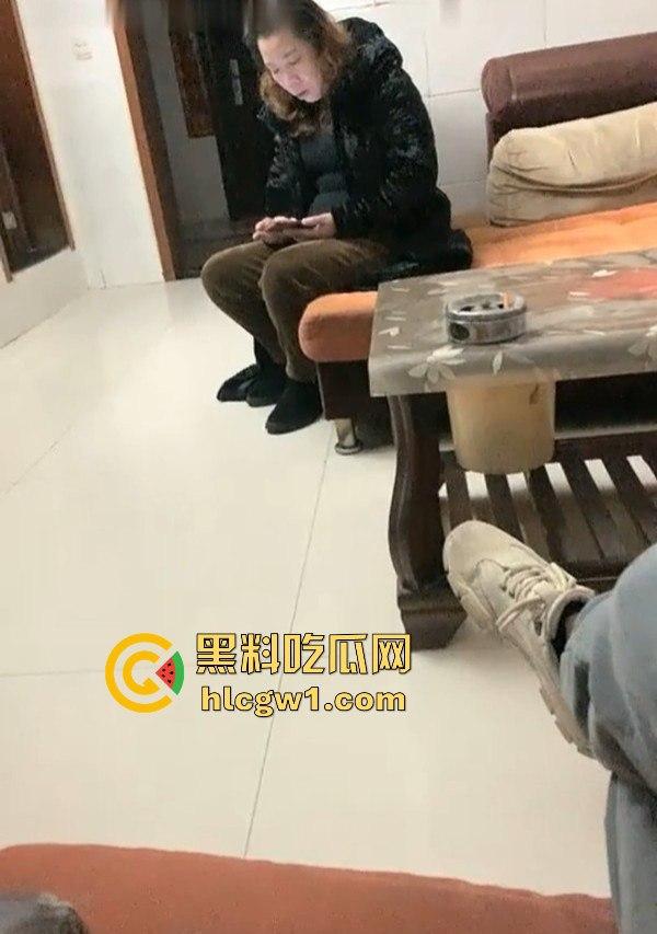 湖南瓜友曝光深夜偷拍淫窝遭老鸨追赶,逃命时撞进快餐妹窝,生死逃亡中还能遇骚妹,湖南深夜真不简单!-4