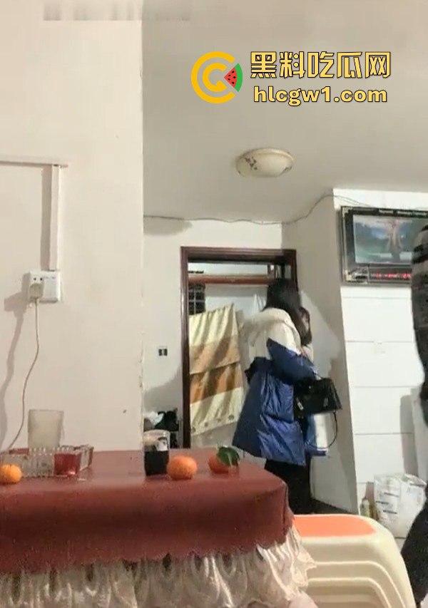 湖南瓜友曝光深夜偷拍淫窝遭老鸨追赶,逃命时撞进快餐妹窝,生死逃亡中还能遇骚妹,湖南深夜真不简单!-5