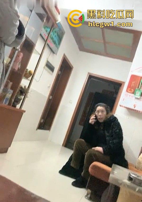 湖南瓜友曝光深夜偷拍淫窝遭老鸨追赶,逃命时撞进快餐妹窝,生死逃亡中还能遇骚妹,湖南深夜真不简单!-10