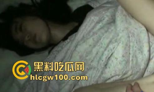 承德职场舔狗极限操作 废柴老公为升职,亲手麻醉老婆送领导迷奸玩,自己旁边伺候递纸巾,看的出来真想升官!-6