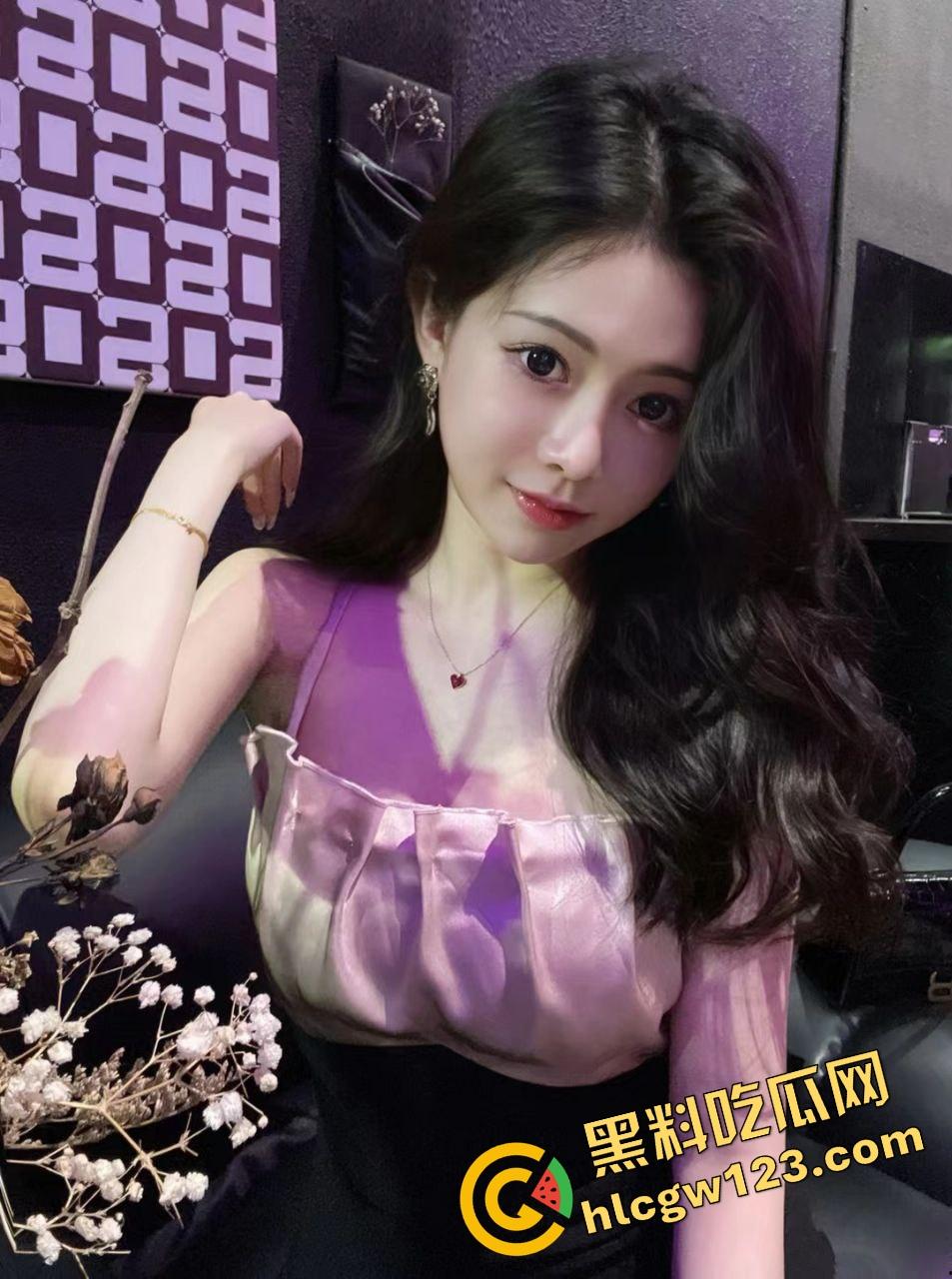 公交车上骚逼暴露狂掀衣亮美乳,奶子挺翘晃眼半露,淫水滴地板,路人馋得想冲上去猛捏一把爽爆裤裆!-3