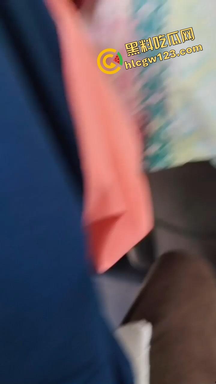 公交车上骚逼暴露狂掀衣亮美乳,奶子挺翘晃眼半露,淫水滴地板,路人馋得想冲上去猛捏一把爽爆裤裆!-5