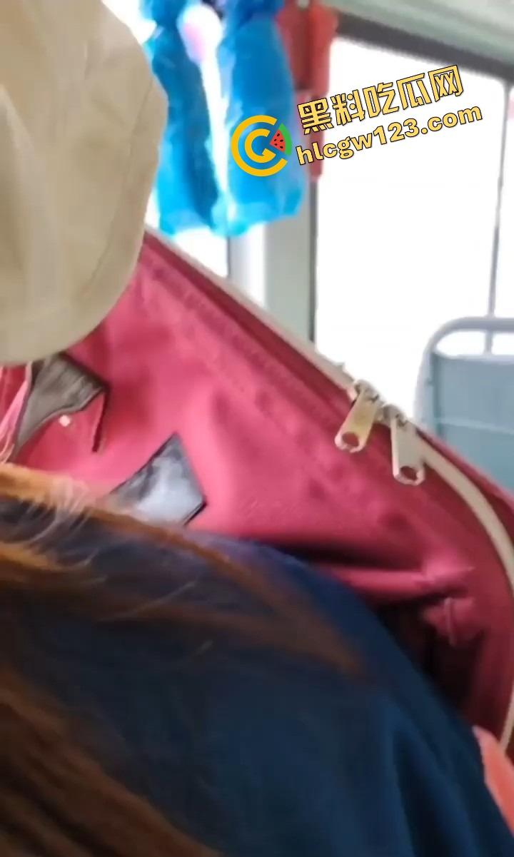 公交车上骚逼暴露狂掀衣亮美乳,奶子挺翘晃眼半露,淫水滴地板,路人馋得想冲上去猛捏一把爽爆裤裆!-6