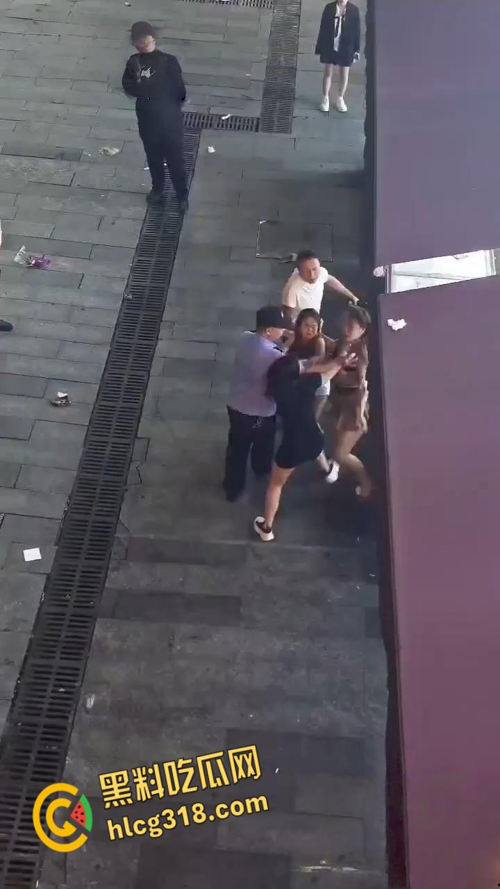 精神小妹街头撕逼大战,现场大奶子都打的一甩一甩的露出来了,毫不在意继续干瓜友们爱看!-1